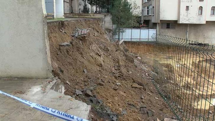 Kadıköy’de 5 katlı binanın istinat duvarı çöktü
