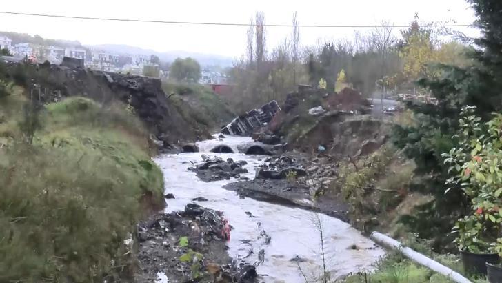 İstanbul - Sarıyer'de yol çöktü; araçlar dereye düştü - 1