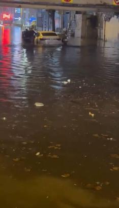 İstanbul- Fatih’te göle dönen alt geçitte mahsur kalan sürücü kurtarıldı