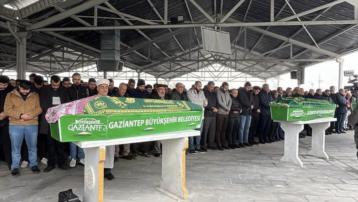 Osmaniye’deki otobüs kazasında ölen 3 kişi, toprağa verildi