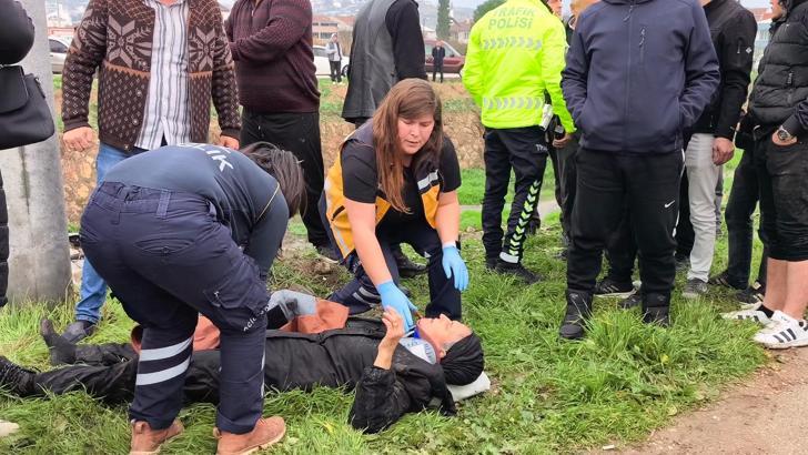 Dere yatağına yuvarlanan otomobildeki 3 kişi yaralandı