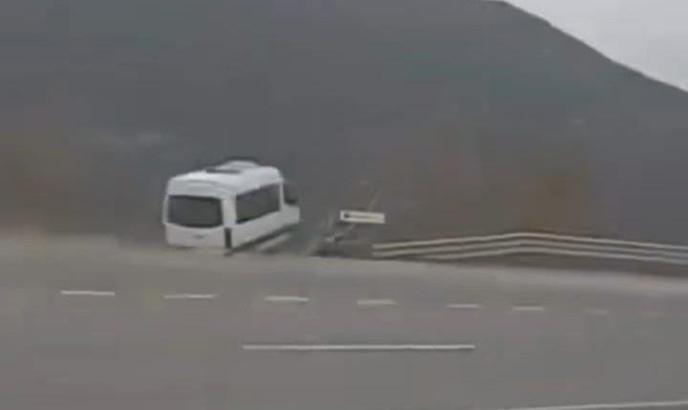 Minibüsün şarampole yuvarlandığı ölümlü kazanın görüntüleri ortaya çıktı