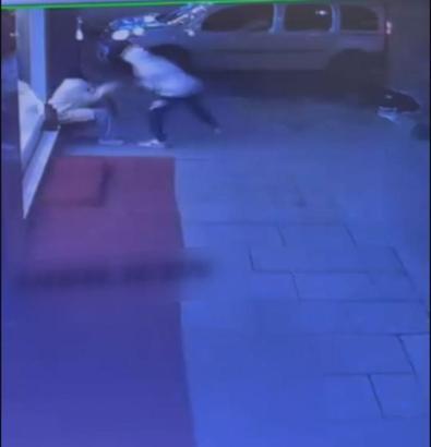 İstanbul - Sultangazi'de kapkaç girişimi kamerada; telefonu sahibinin elinden çalamayan şüpheli kaçtı