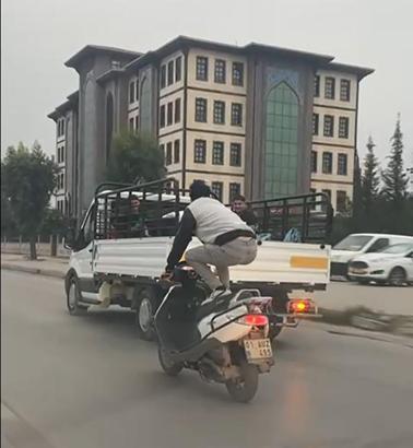 Motosikletle tehlikeli yolculuk kamerada; üzerine uzandı, ayağa kalktı