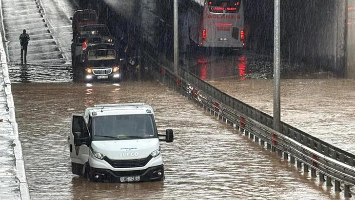 Alanya'da sağanak sonrası alt geçitte mahsur kalan 8 kişi kurtarıldı