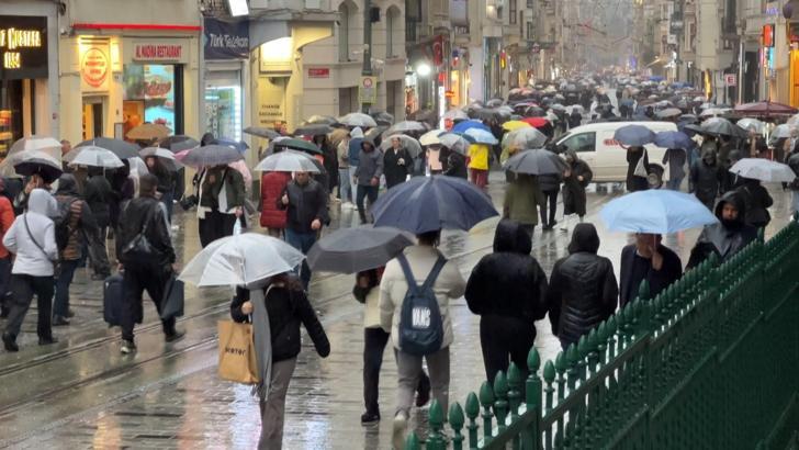İstanbul- Taksim'de sağanak etkili oldu
