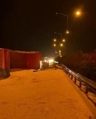 Mısır yüklü kamyon devrildi: 1 yaralı