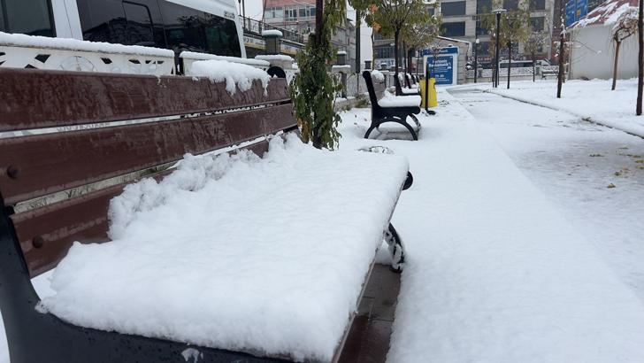 Hakkari’de 13 köy ve 30 mezra yolu kardan kapandı