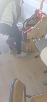 Otizmli öğrencilerin iple bağlanıp ders işlenmesine inceleme