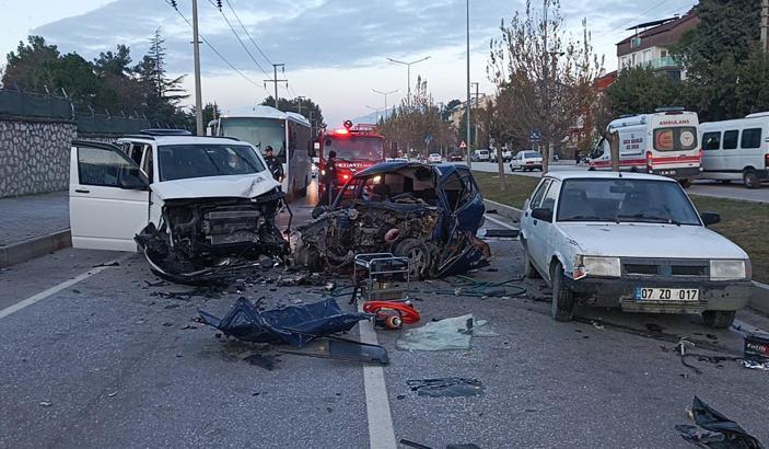 Yola çıkan kedi, kazaya neden oldu: 2 ölü, 3 yaralı