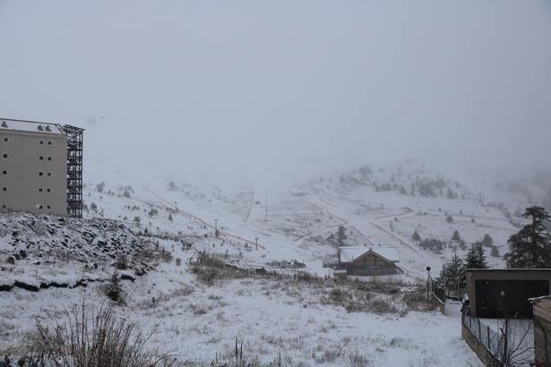Kartalkaya pistler beyaza büründü, kar kalınlığı 10 santime ulaştı