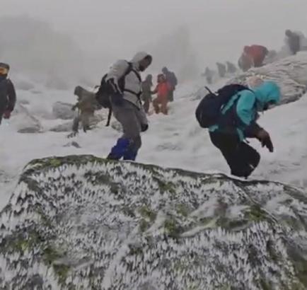 Kar ve buzla kaplı Köroğlu Dağı’nda zorlu yürüyüş