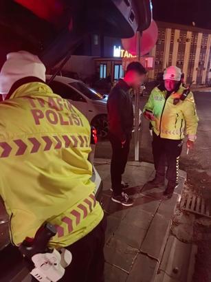 Mardin’de tarihi caddede yüksek sesle müzik dinleyen 55 araç sürücüsüne ceza