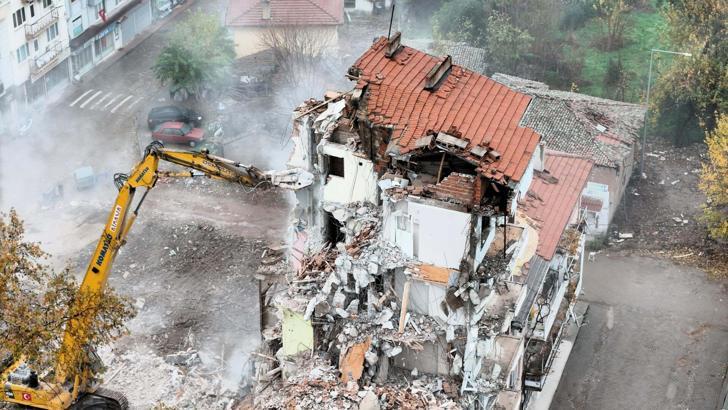 Sındırgı'da 27 Ekim'deki depremde ağır hasar alan binalar yıkılıyor