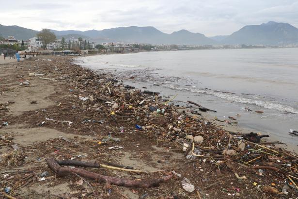 Alanya'da sağanak ve fırtına ile denize sürüklenen atıklar sahilde kirlilik oluşturdu