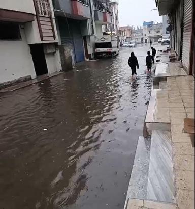 Adana’da sağanak nedeniyle yollar göle döndü