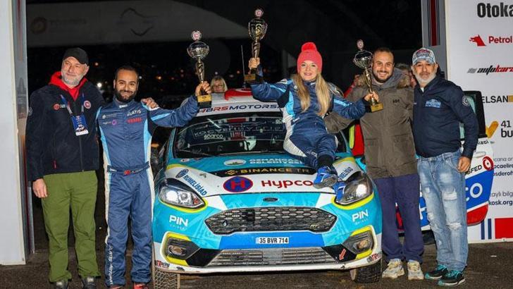 Türkiye'nin ilk engelli kadın pilotundan podyumda çifte başarı