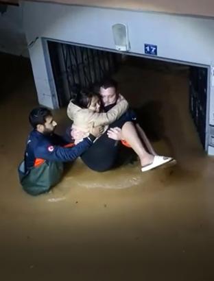 Sağanakta evinde mahsur kalan yabancı uyruklu kadını ekipler kurtardı