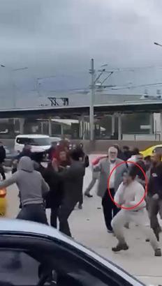 Demir sopa ve yumruklarla birbirine saldırdılar