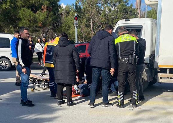 Yaya geçidinde kamyonet çarptı