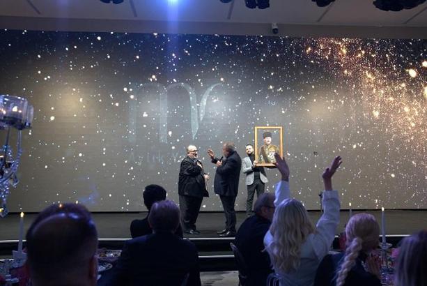 ‘O bizim en kıymetlimiz’ deyip, müzayedede Atatürk portresini satıştan çıkardı