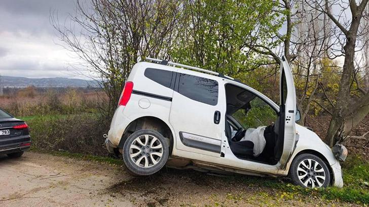 Ağaca çarpan hafif ticari araçtaki aynı aileden 4 kişi yaralandı