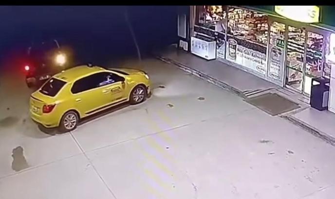 Marketteki arkadaşının taksisini çaldığı anlar kamerada