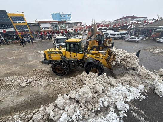 Van ve Hakkari'de kar yağışı etkili oldu; 12 yerleşim yeri ulaşıma kapandı