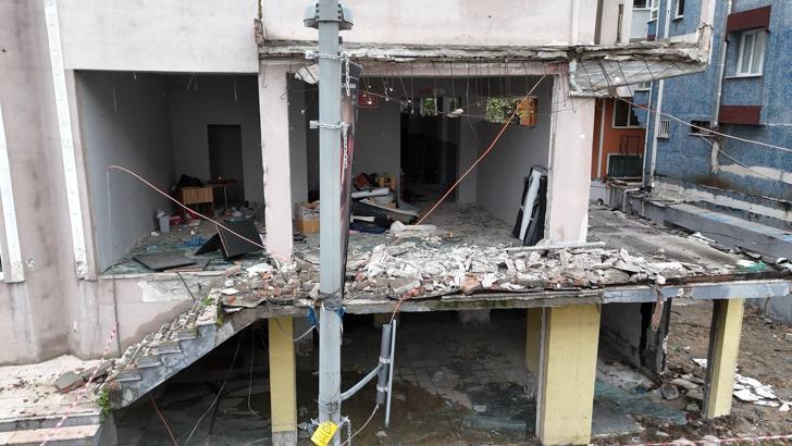 İstanbul- Avcılar'da tahliye edilen binanın balkonu çöktü