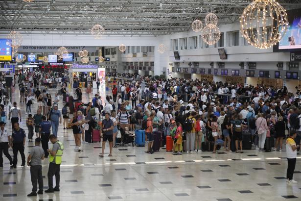 Antalya Havalimanı'nda 'kasım' trafiği; 1,7 milyon yolcuya hizmet verildi