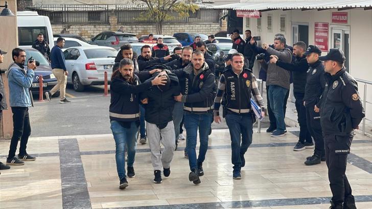 2 ayrı iş yerine yönelik silahlı saldırıda 2 kişiyi yaralayan motosikletli 4 şüpheli adliyede