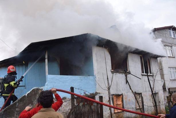 Tek başına kaldığı evde çıkan yangında öldü