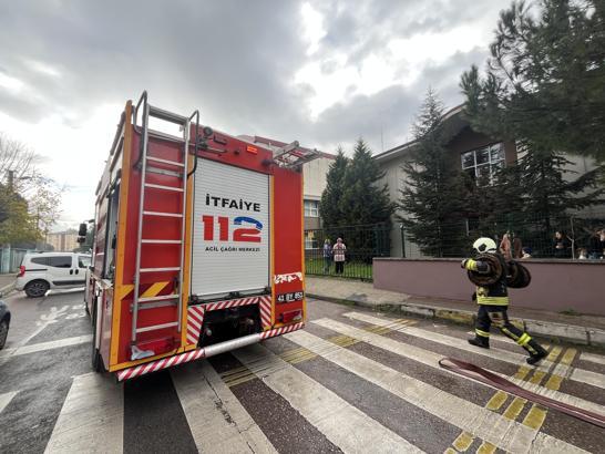Okulun kağıt deposunda yangın; öğrenciler tahliye edildi