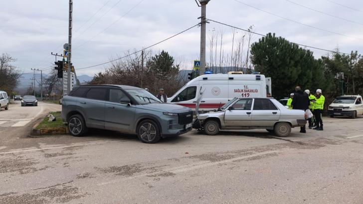Kırmızı ışık ihlali kazaya yol açtı: 2 yaralı