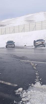 Van'da buzlanmış yolda zincirleme kaza; 5 yaralı