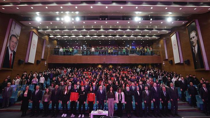 Bakan Bak şampiyon sporcuların anneleri ile bir araya geldi