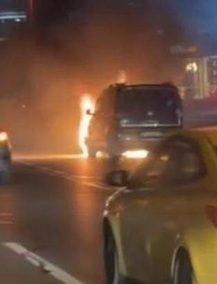 İstanbul - Esenyurt D-100 Karayolu'nda hafif ticari araç alev alev yandı