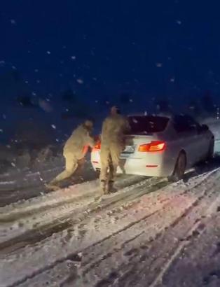 Muş’ta mahsur kalan 5 araçtaki 13 kişi kurtarıldı (2)