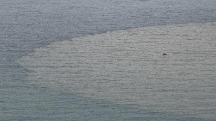Bartın Irmağı'nın döküldüğü noktada denizin rengi kahverengiye döndü
