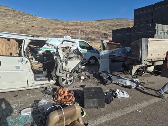 Hafif ticari araç, TIR'a arkadan çarptı: 3 ölü