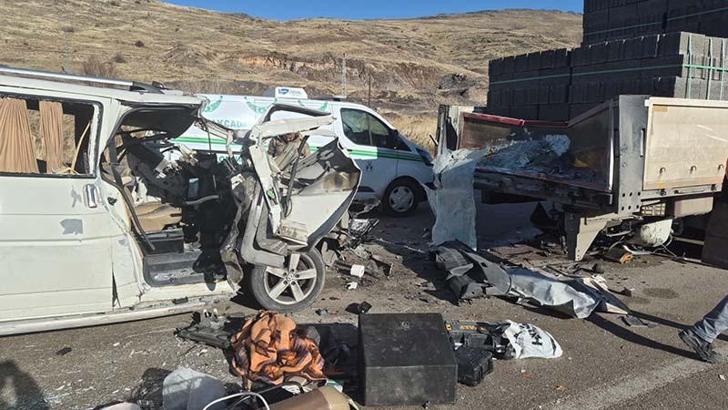 Hafif ticari araç, TIR'a arkadan çarptı: 3 ölü