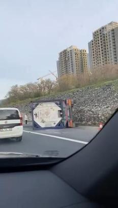 İstanbul- Esenyurt TEM Otoyolu'nda tanker devrildi -1