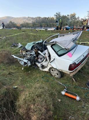 İzmir'de otomobiller çarpıştı; sürücülerden biri öldü, diğeri yaralandı