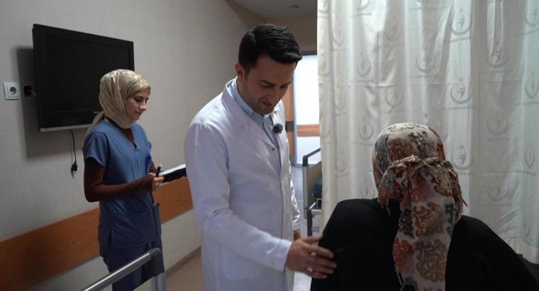Batman'da 55 yaşındaki hastanın mide fıtığı özel bir yöntemle tedavi edildi