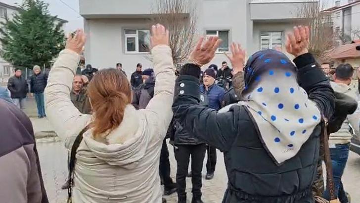 Baz istasyonuna karşı çıkan kadınlar, erkeklerin yeterince mücadele etmemesine tepki gösterdi