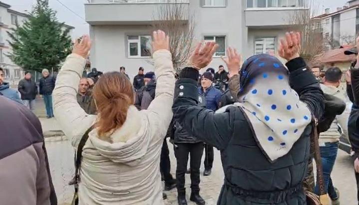 Baz istasyonuna karşı çıkan kadınlar, erkeklerin yeterince mücadele etmemesine tepki gösterdi