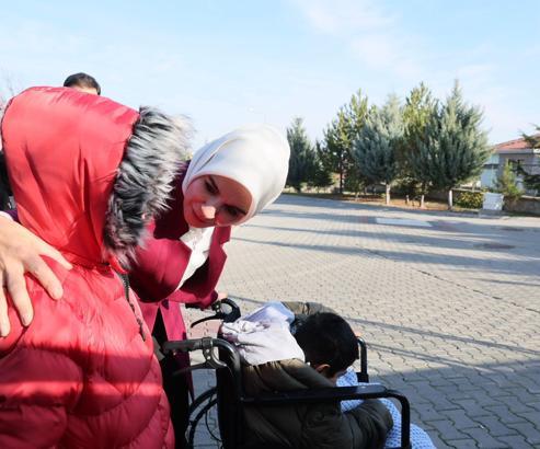 Bakan Göktaş, devlet korumasına alınan Adnan'ı ziyaret etti