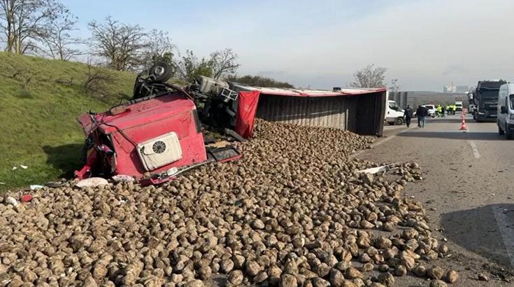TIR, hafif ticari araç ile kamyonete çarparak devrildi; 1'i ağır, 4 yaralı