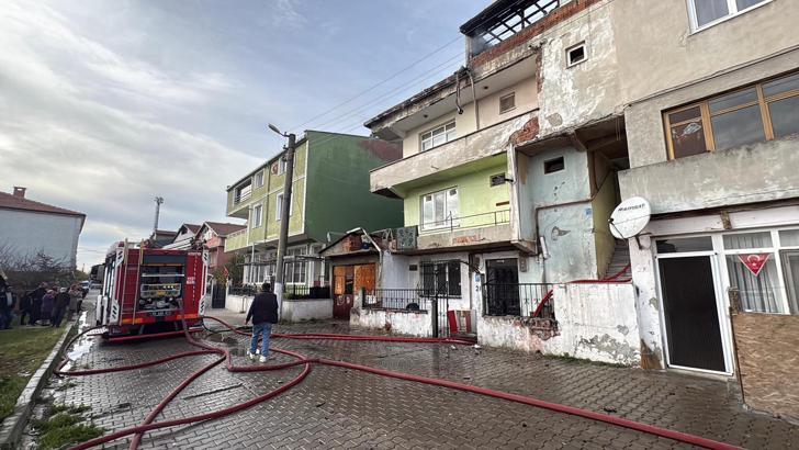 Tekirdağ'da 3 katlı binan çatı katında yangın