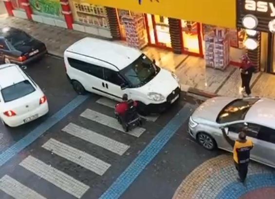 Engelli, yaya geçidine park edilen araç yüzünden kaldırıma çıkamadı; sürücüye ceza yazıldı